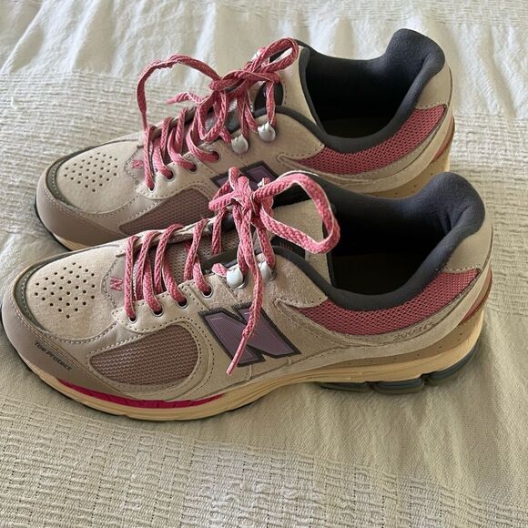 New Balance Beige and Pink Sneakers - Picture 5 of 9